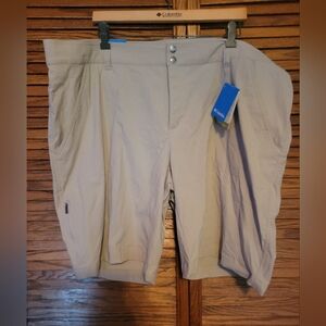 Columbia NWT Saturday Trail Long Short  Light Khaki Size 22‎